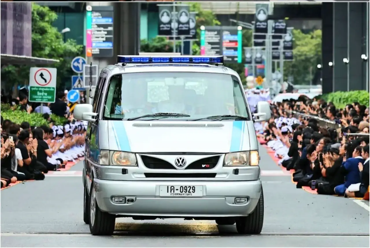 เลขเด็ดรถพระที่นั่ง งวด 1 พฤศจิกายน 2568 เลขมงคลหลวงแรง คอหวยแห่ส่องทะเบียนรับโชคต้นเดือน!